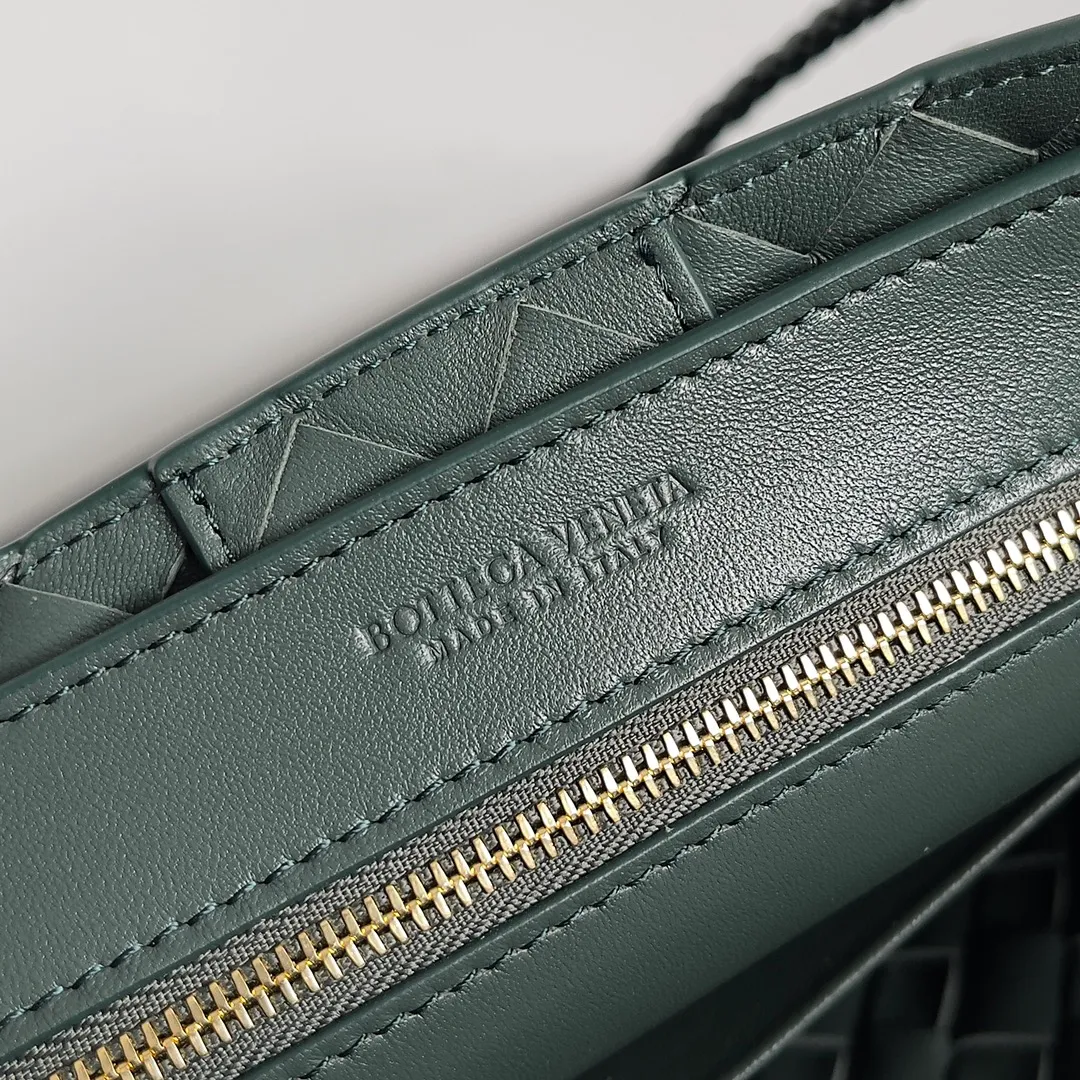 The 2023 new Andiamo batch of 1860 BV has been shipped‼ ️Really popular🔥The new Andiamo woven handbag launched by Bottega Veneta this season is really popular all over the world! ! Celebrities at home and abroad have worn it, and Oscar-winning actress Michelle Yeoh has taken it out on the street. Song Jia, Trai Yara, Yu Feihong, Sanji Ayaka, Rosie Hunting-Whiteley, Yoshioka Riho, etc. have all picked up this bag. It is classic and versatile, showing off its temperament, and the bag capacity is also large, which is very convenient for daily commuting! ! A variety of carrying methods, the shoulder straps can be adjusted by yourself, the original lambskin feels soft and delicate, and the neutral style is made to break gender boundaries and bring a more practical and longer-lasting use experience. Andiamo, which has both elegant and casual styles, perfectly interprets the true appearance of "fashionable old money style". Style number: 743568 Size: 25*22*10.5cm